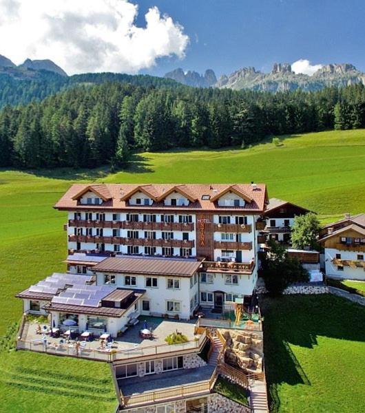 Family & Wellness Hotel Fontana Vigo di Fassa Exterior foto